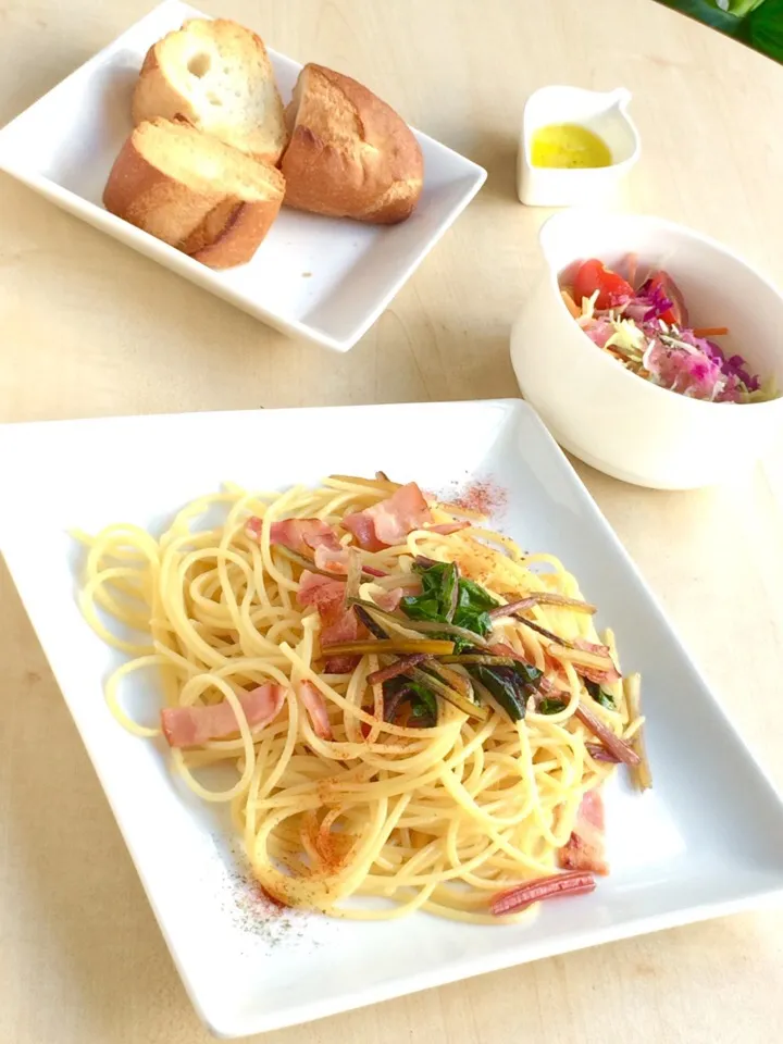 Snapdishの料理写真:Bacon and colorful vegetables pasta 
ベーコンと彩り野菜パスタ
水曜おにっちさんのワインカフェランチ。紫キャベツのオリジナルドレッシングのサラダと。
#cflat #cafe #OSAKA|心斎橋  C Flat Cafeさん