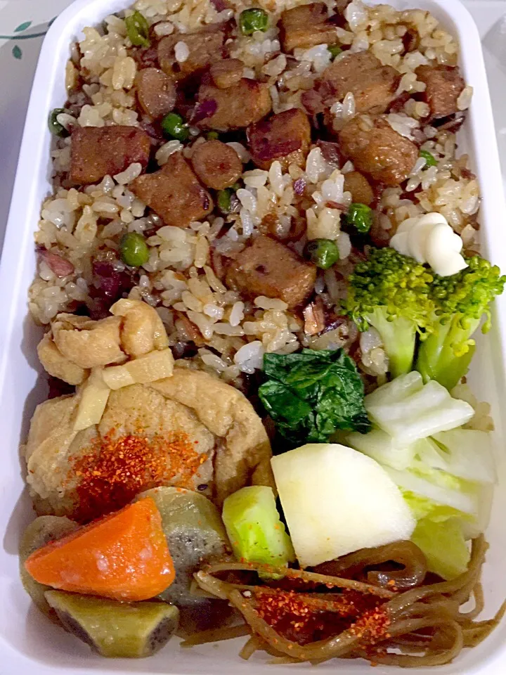 Snapdishの料理写真:パパお弁当🍱  五目巾着、根菜の煮物  キンピラゴボウ  白菜と小松菜の漬け物  蒸しブロッコリー  牛肉と椎茸玉葱のガーリックブラウンライス|ch＊K*∀o(^^*)♪さん