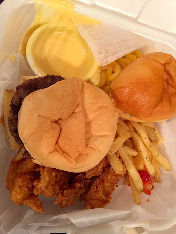 Sliders with fries and honey mustard chicken fingers|TRANnosaurusさん