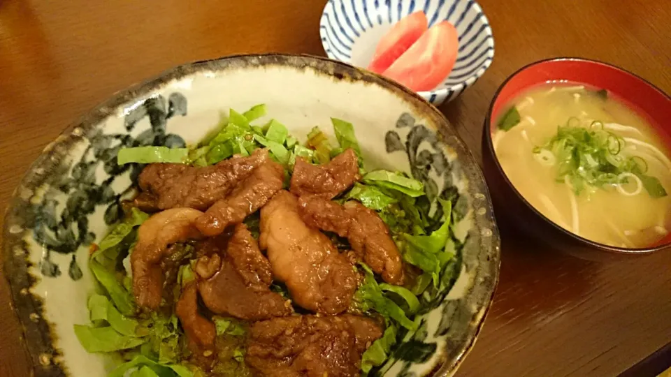 焼肉丼、薩摩芋玉ねぎえのきのお味噌汁、冷やしトマト|アンジェさん