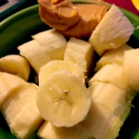 Sliced Bananas with Peanut Butter|Amber Calkinsさん