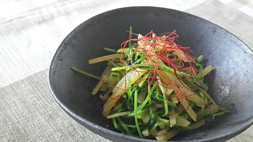 咲きちゃんさんの豆苗とじゃがいものシャキシャキにんにく炒め✨|おちゃわんさん