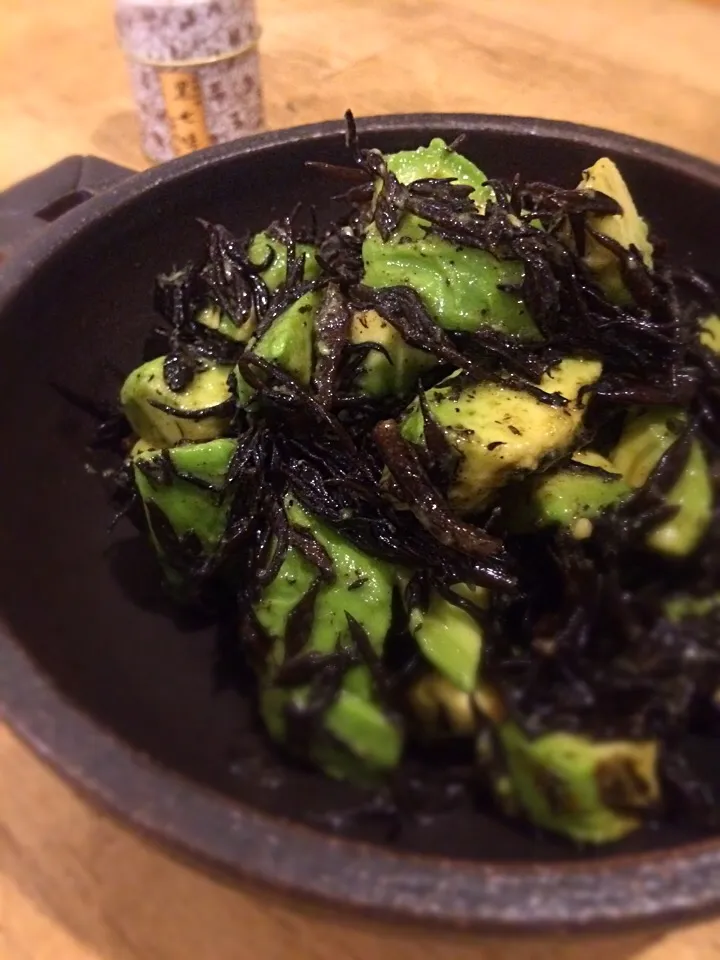 OMさんの料理 Marinated salad of marine-plants“Hijiki” with Japanese black seven pepper/黒七味を効かせたアボカドと芽ひじきのマリネサラダ|acoさん