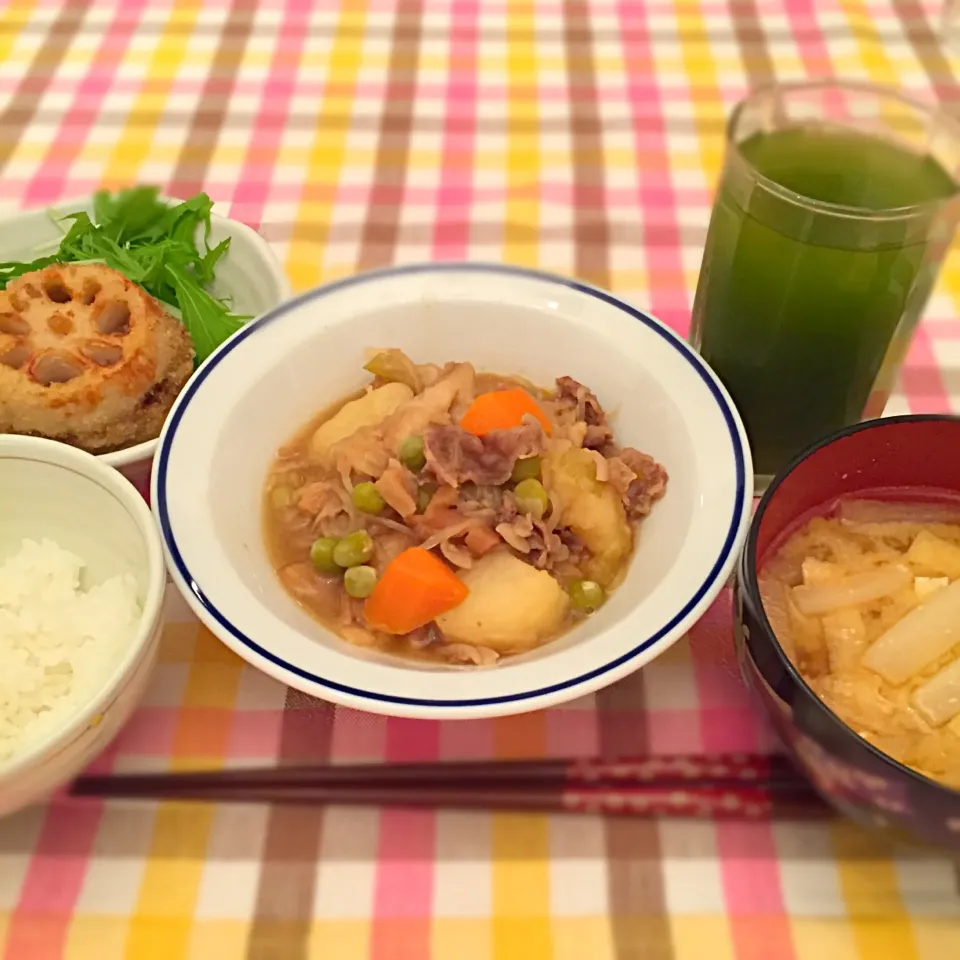 お肉少なめの肉じゃがもどき、今日の一番は蓮根の椎茸と生姜のはさみ揚げ!!
お味噌汁は大根と油揚げ(・∀・)ゞ|Sah.Ahamさん