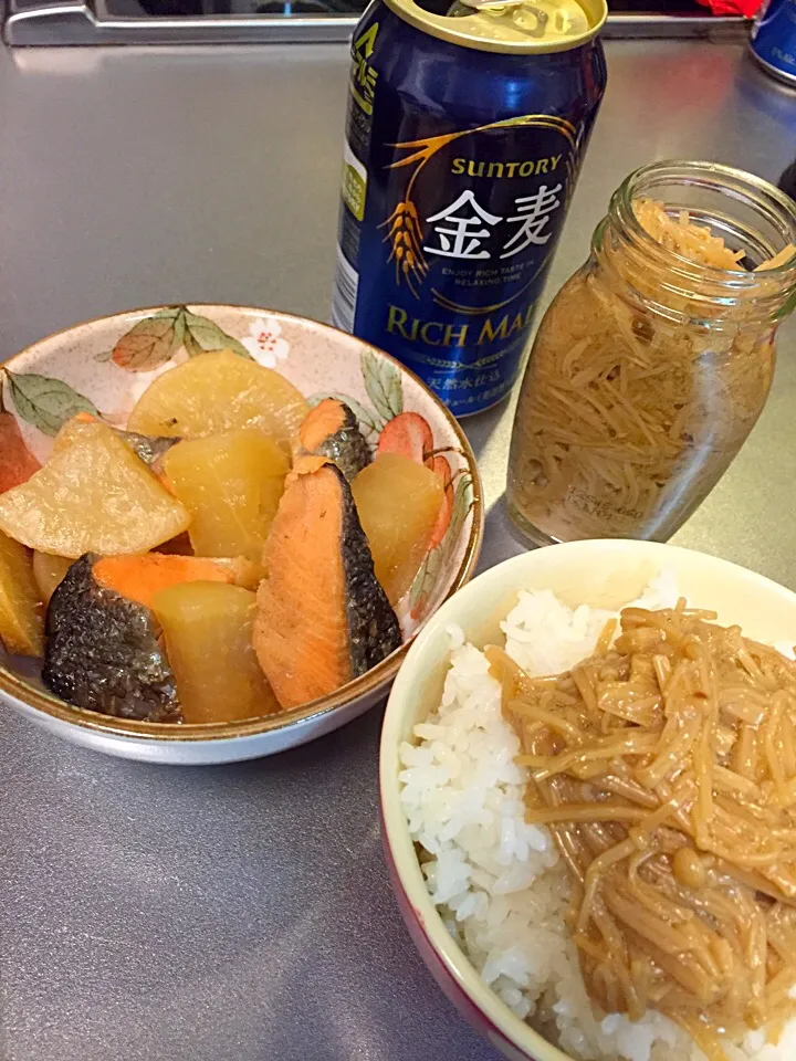 Snapdishの料理写真:秋シャケと大根の煮物&
自家製なめたけ ご飯✨|よーさんさん