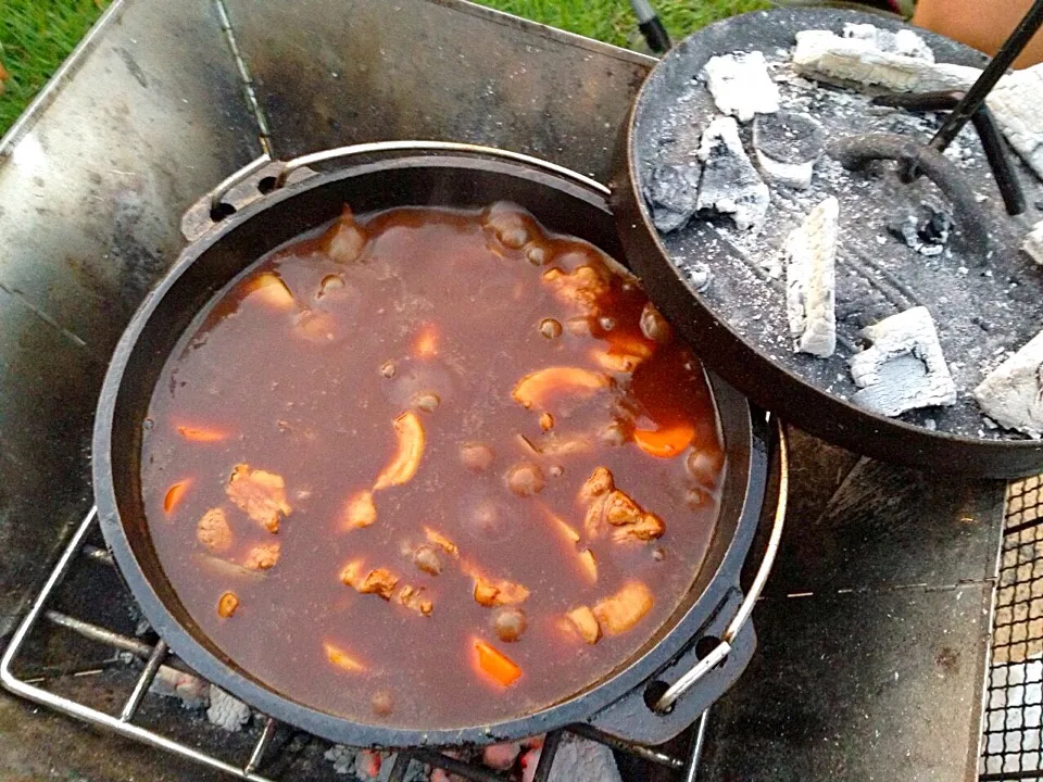 ⛺️ダッチオーブンで作ったビーフシチュー|いしくん。（たまご王子🥚🐣🐥🐔）さん