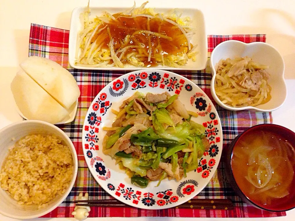 回鍋肉、塩もみ大根と豚肉の炒めもの、もやしのあんかけたまご、玉ねぎのお味噌汁、梨、発芽玄米|にゅきさん