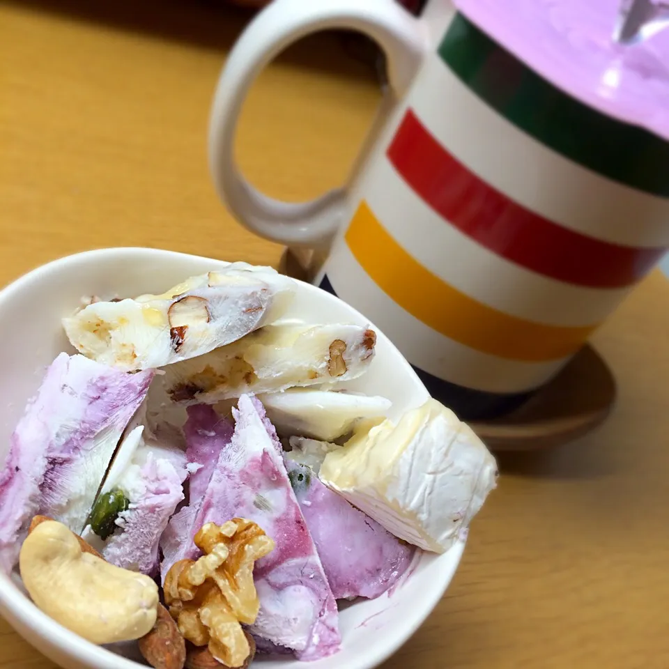 Homemade frozen yogurt bars with pistachios and almonds :)
So yummmmm!|Kikoさん