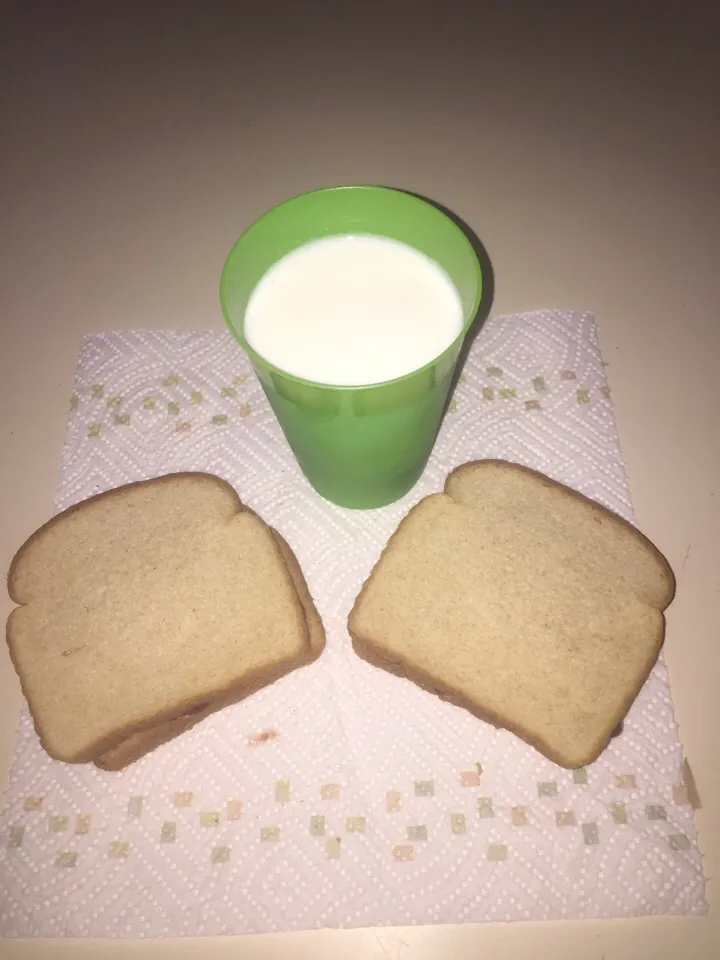 Lunch- peanut butter & jelly w/ a cold cup of milk #pb&j #ilovemilk #bigkidmeal|Richard Thompsonさん