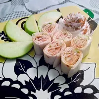 Apple pie rolls, along with slides of apples and whip cream topped with cinnamon and coconut flakes. really delicious and healthy!|Chef-Jonathan TRさん