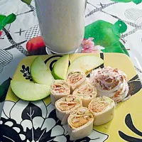 Snapdishの料理写真:Apple pie rolls, alone with a Apple yogurt smoothy, both make a delicious breakfast and both are healthy!|Chef-Jonathan TRさん