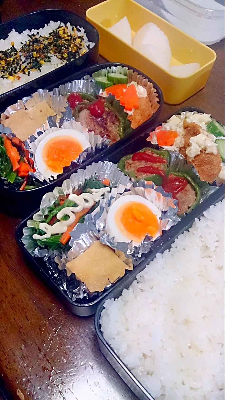 Snapdishの料理写真:母弁と兄弁。鮭フライタルタルとピーマンの肉詰め弁当❀✿|蜜柑さん