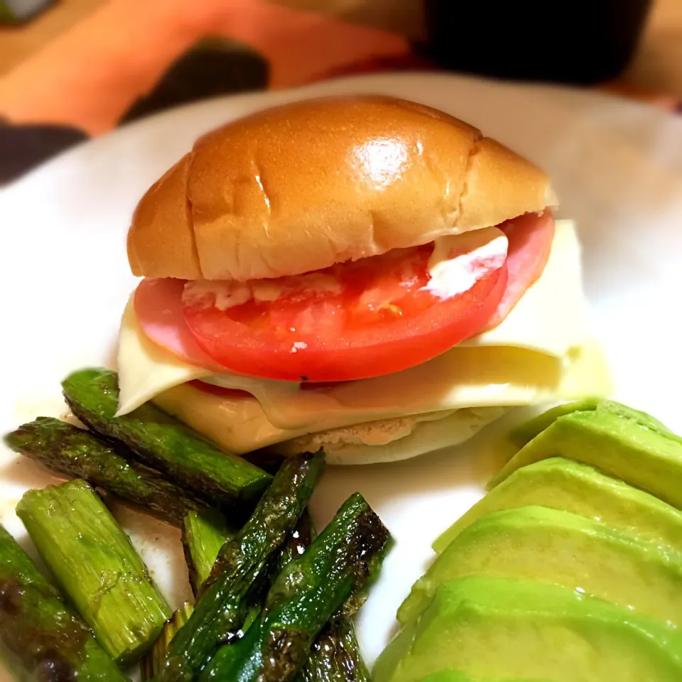 ロールパンでチーズHLTサンド😋とアスパラとアボガド😋 朝ごパンではありません夜食です😁これ食べて急ぎの仕事で徹夜でした╭( ･ㅂ･)و ̑̑|しんやさん