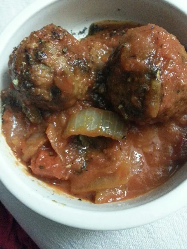 meatless meat balls in sauce with onion and ghost chili pepper.|Polly Gelfusoさん