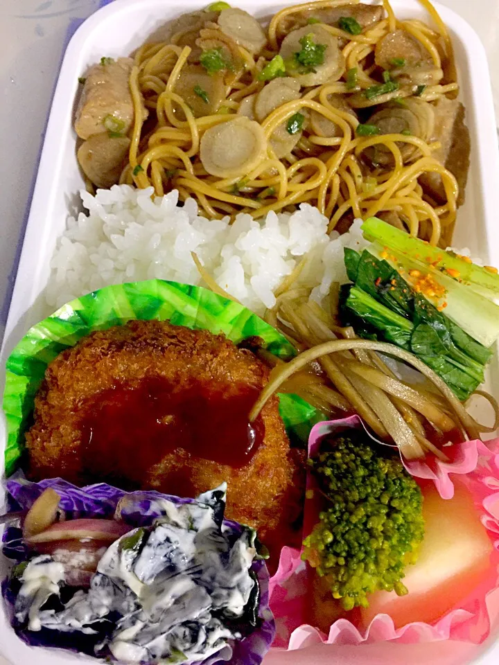 パパお弁当🍱  メンチカツ  キンピラゴボウ  玉葱と若布のサラダ  蒸しブロッコリー  小松菜の漬け物  ハンバーグとゴボウの葉ネギ入り和風スパゲティ|ch＊K*∀o(^^*)♪さん