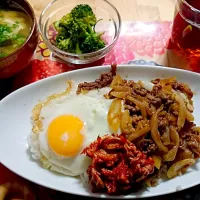 今日の晩御飯(///ω///)♪焼き肉丼定食
 
 #簡単 #焼き肉丼|910さん