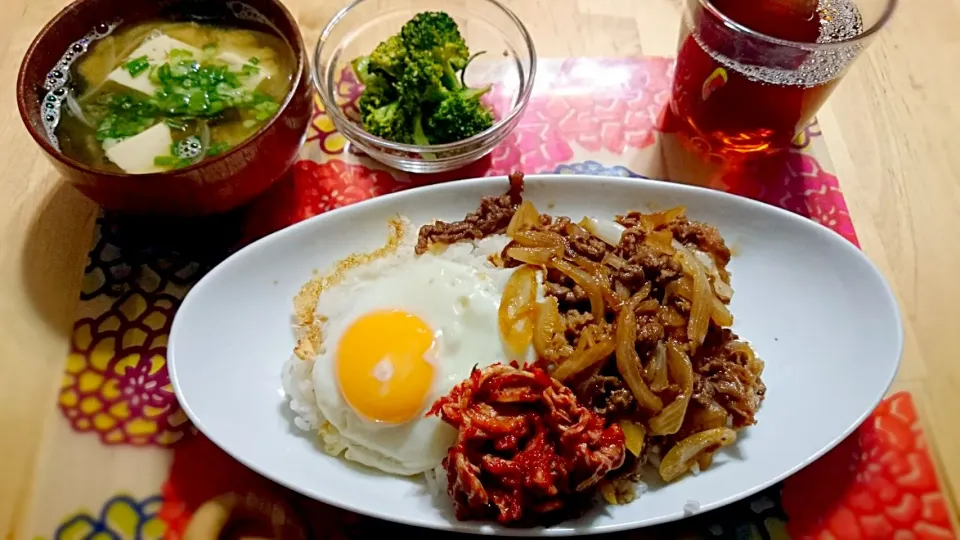 今日の晩御飯(///ω///)♪焼き肉丼定食
 
 #簡単 #焼き肉丼|910さん