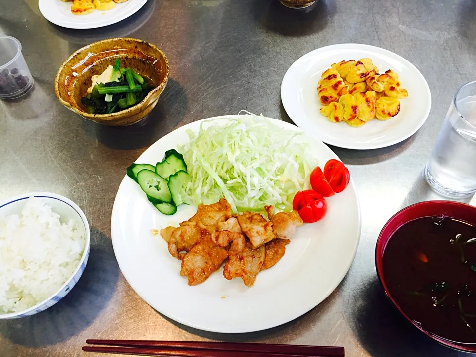 豚肉の生姜焼き、赤味噌の味噌汁、小松菜と厚揚げの煮浸し、スイートポテト|ayaminさん