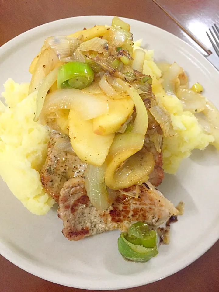 Made pork chops w/sautéed autumn apples and leeks over smashed potatoes.|Bさん