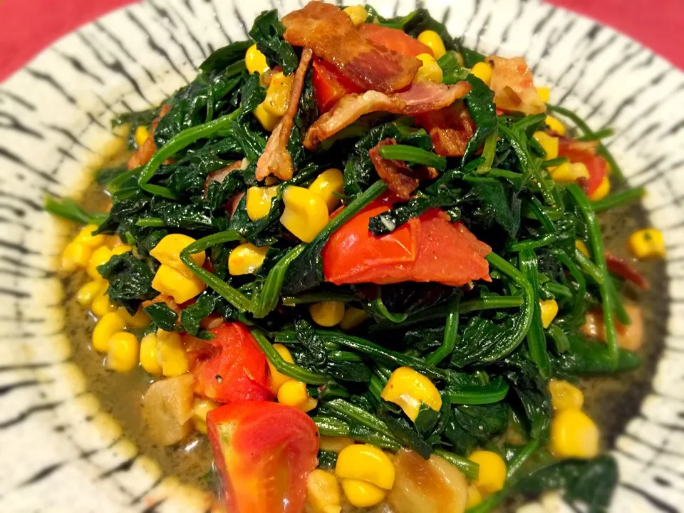 Snapdishの料理写真:ポパイソテー(ほうれん草、トマト、コーンとベーコンのニンニク醤油バター)。
Sautéed spinach with tomato,corn,garlic and bacon with soy butter sauce.|Sayaka Jinsenji Huletteさん