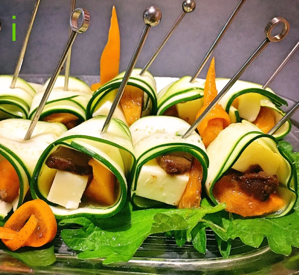 柿＋黒にんにく＋チーズのズッキーニ巻きピンチョス 【Pintxos of rolled zucchini w/ persimmon, black garlic and cheese】|izoomさん