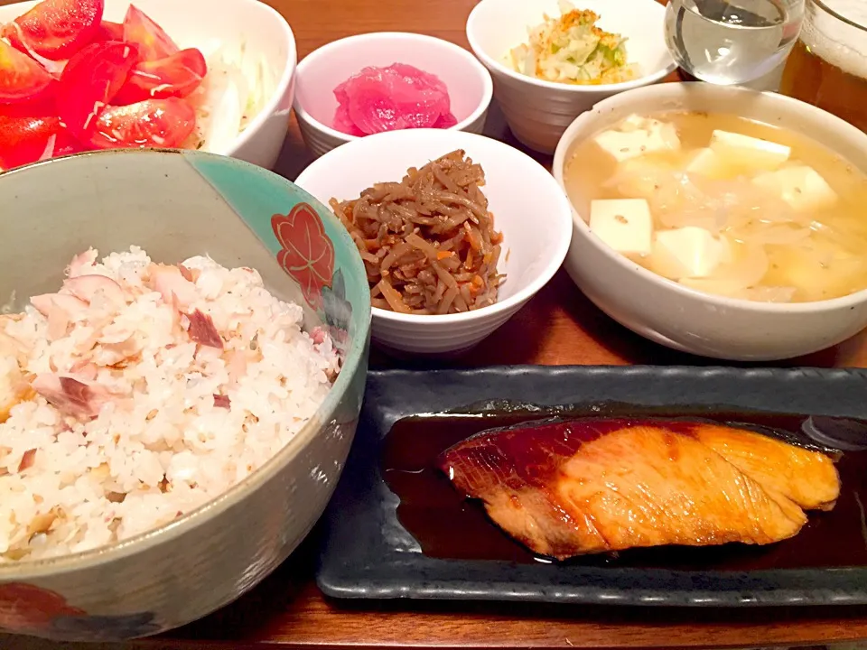 鯵のほぐし身と白ごまご飯＊ぶりのすき焼きタレ焼き＊玉ねぎと豆腐の味噌汁＊トマトたっぷり野菜サラダ(^o^)|basilさん