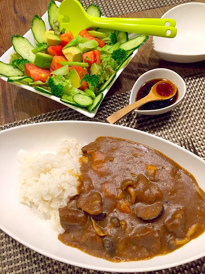 今日はカレー🍛ナスとキノコのビーフカレー🐮🍆🍄盛り盛りサラダ🍀|まみりんごさん