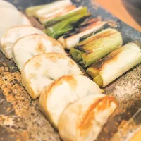 Snapdishの料理写真:ネギとカブの白焼き
シンプルですが、野菜の甘みが引き立ちます|水理さん