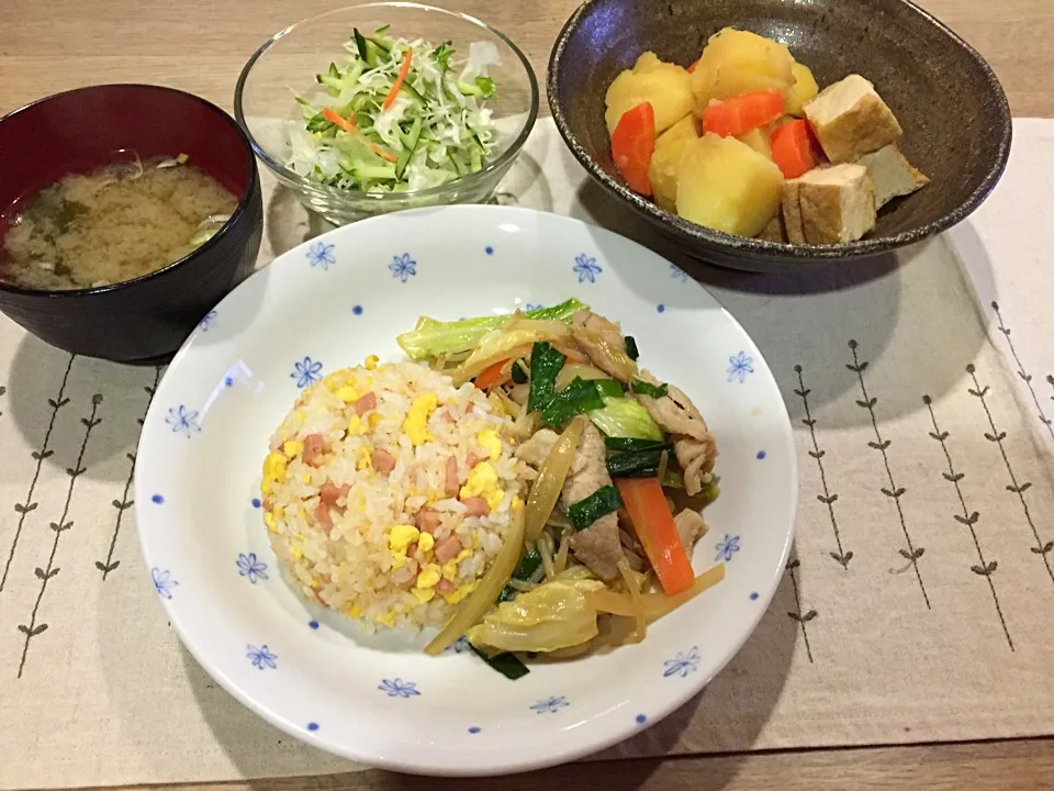 Snapdishの料理写真:肉野菜炒めと炒飯のワンプレート・厚揚げとジャガイモ煮物・サラダ・舞茸モヤシわかめ味噌汁|まーままさん