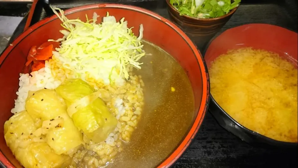 ミニロールキャベツカレー丼🍛|かいさん