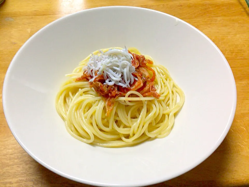 シラスとキムチのペペロンチーノ、粉チーズをたっぷりかけて食べます|Naoto Omasaさん