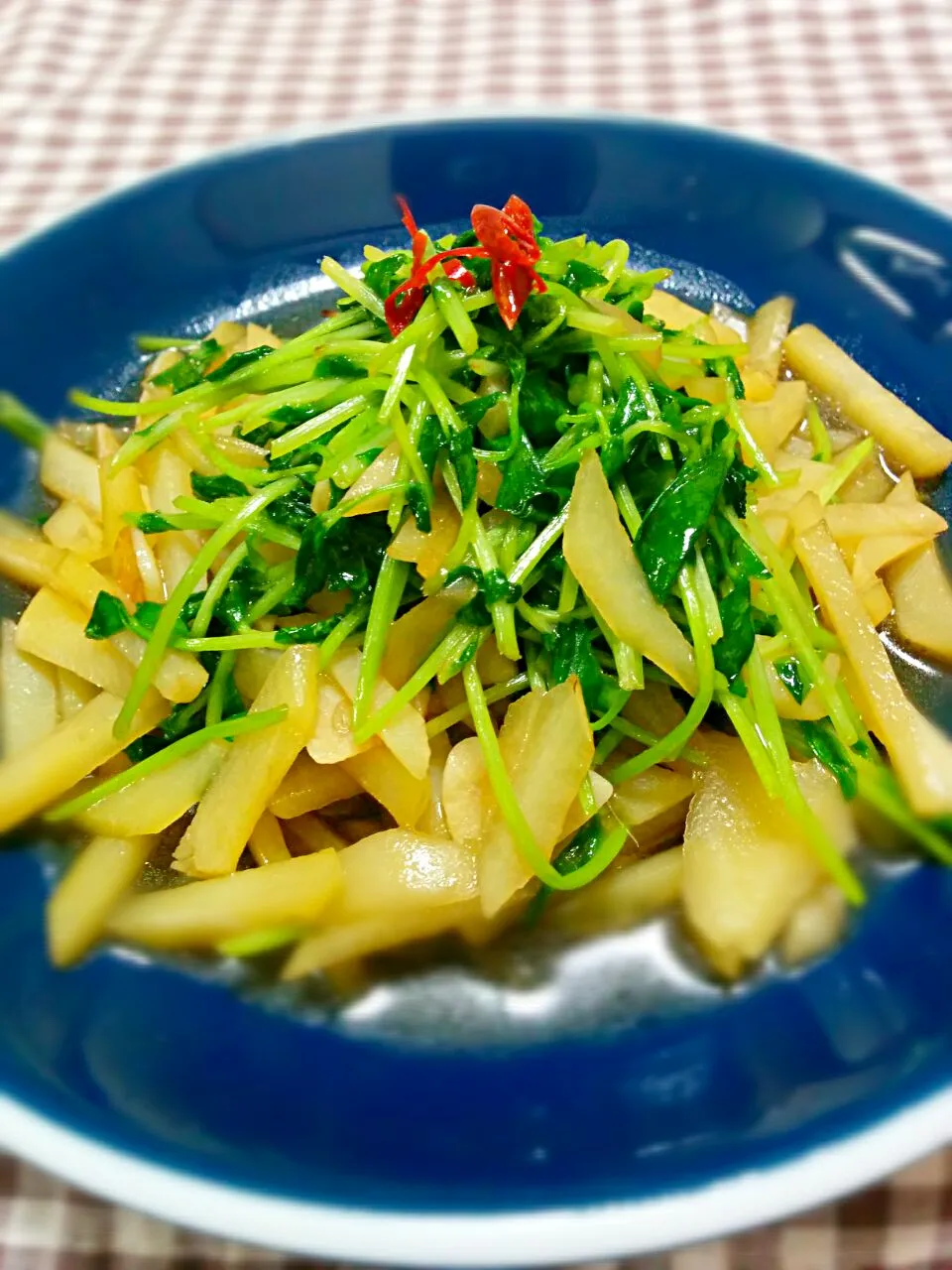 咲きちゃんさんのお料理*
～豆苗とじゃがいもの
シャキシャキにんにく炒め～|ことり*さん