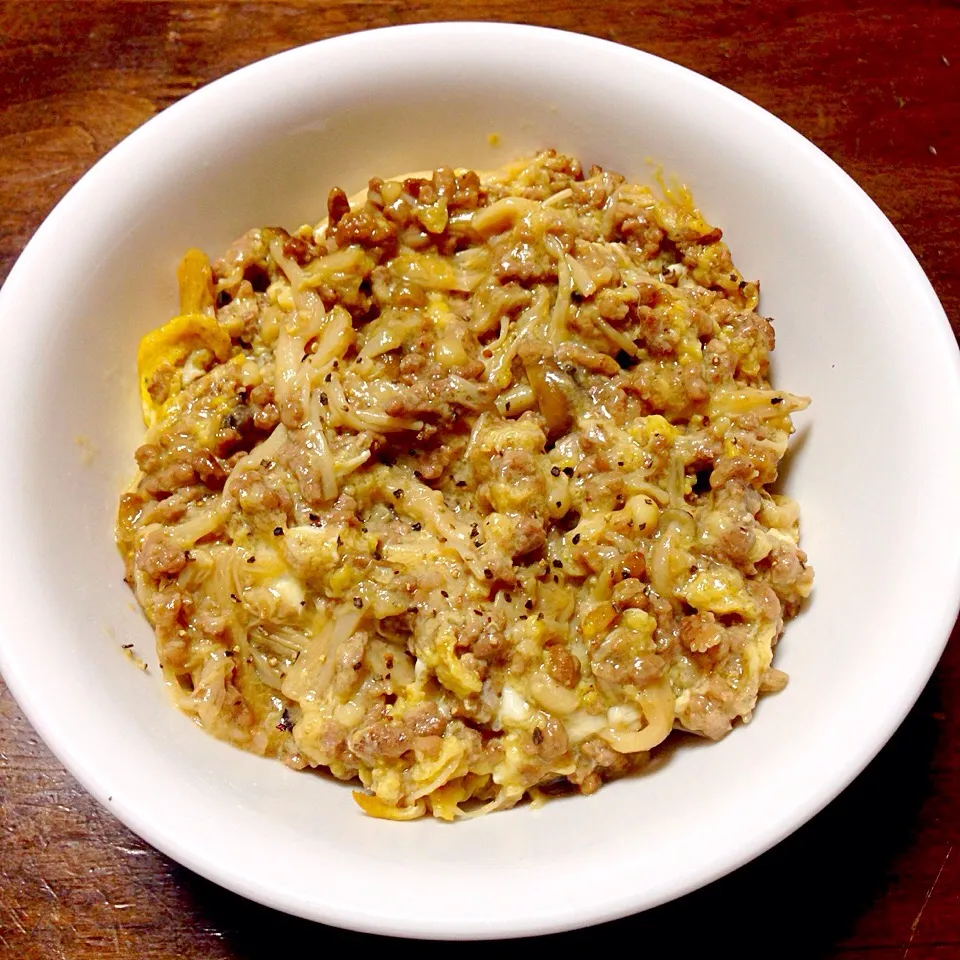 Snapdishの料理写真:ひき肉ときのこのオイスター卵炒め丼|tada-fさん