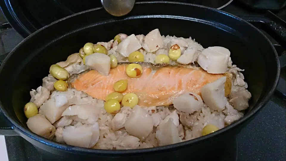 Snapdishの料理写真:鮭とホタテの海鮮炊き込みご飯
(鶏肉が隠し味)
銀杏が綺麗に発色しなくて残念。|akemi🐝さん