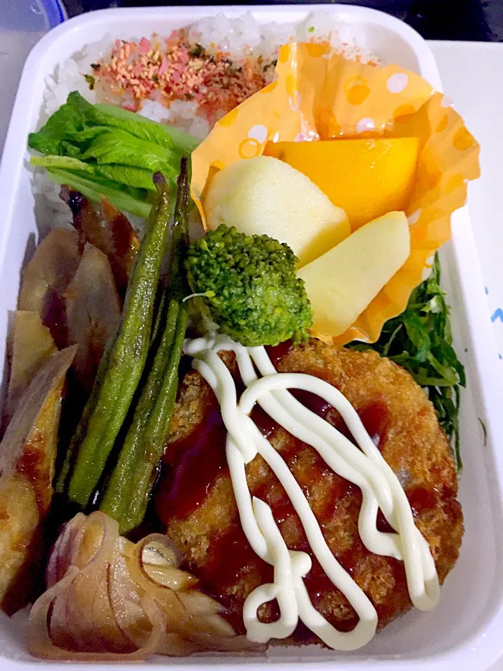 Snapdishの料理写真:パパお弁当🍱メンチカツ  ゴボウとオクラの唐辛子炒め煮  紫玉葱の醤油漬け  小松菜の漬け物 ブロッコリー キャベツの千切り  鮭の西京焼き風ふりかけ  柿 林檎🍎|ch＊K*∀o(^^*)♪さん