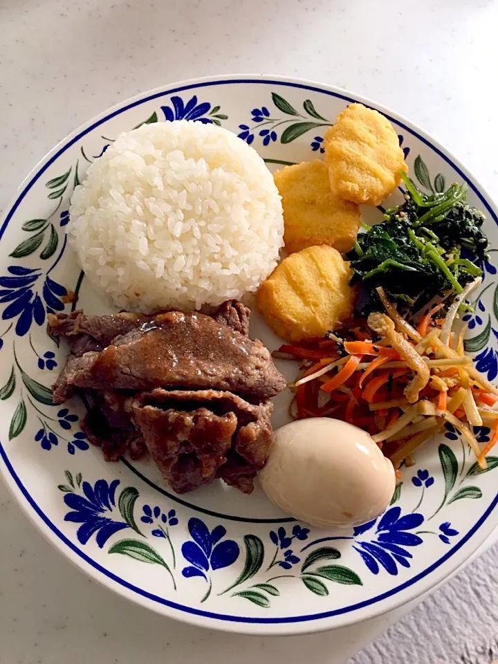 ワンプレート飯   焼肉  チキンナゲット ほうれん草の胡麻和え  きんぴらごぼう  煮卵|NAKATAさん