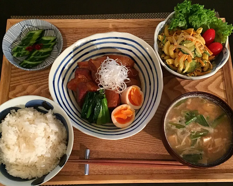 ⭕️豚の角煮
⭕️カレーマカロニサラダ
⭕️きゅうりの浅漬け
⭕️えのきと厚揚げのお味噌汁|ayumiさん