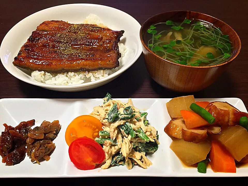 ⭐️アサリの佃煮2種
⭐️ササミとほうれん草の胡麻マヨサラダ
⭐️ちくわと根菜の煮物
⭐️鰻丼
⭐️舞茸とかいわれ大根のスープ|よっちぃさん