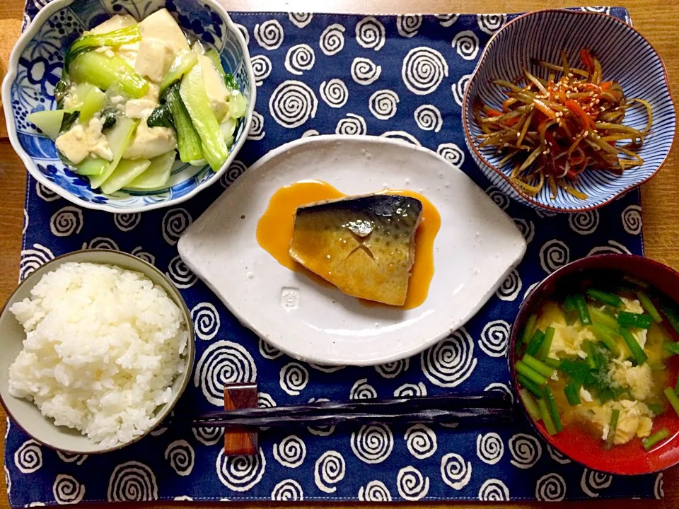 10/23晩御飯
鯖の味噌煮 豆腐と青梗菜の塩炒め煮 きんぴらごぼう 味噌汁(ニラ玉)|sayakaさん