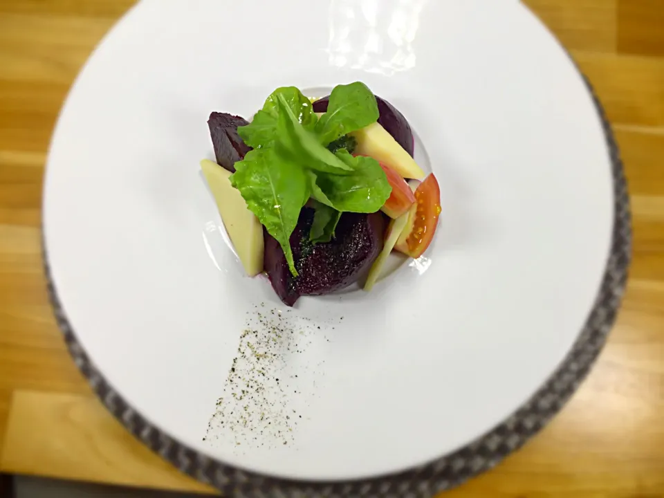 Beetroot and Tomato Salad|Obeoom Jumsai Na Ayudhyaさん