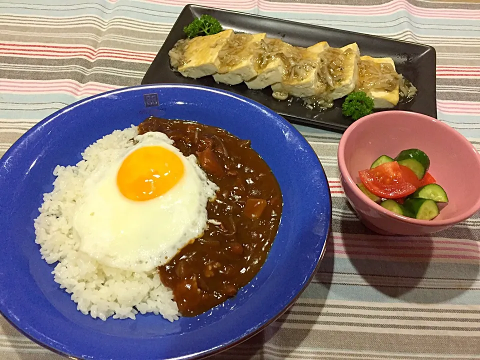 ハヤシライス目玉焼きのっけ・豆腐ステーキのキノコあんかけ・キュウリとトマトサラダ|まーままさん