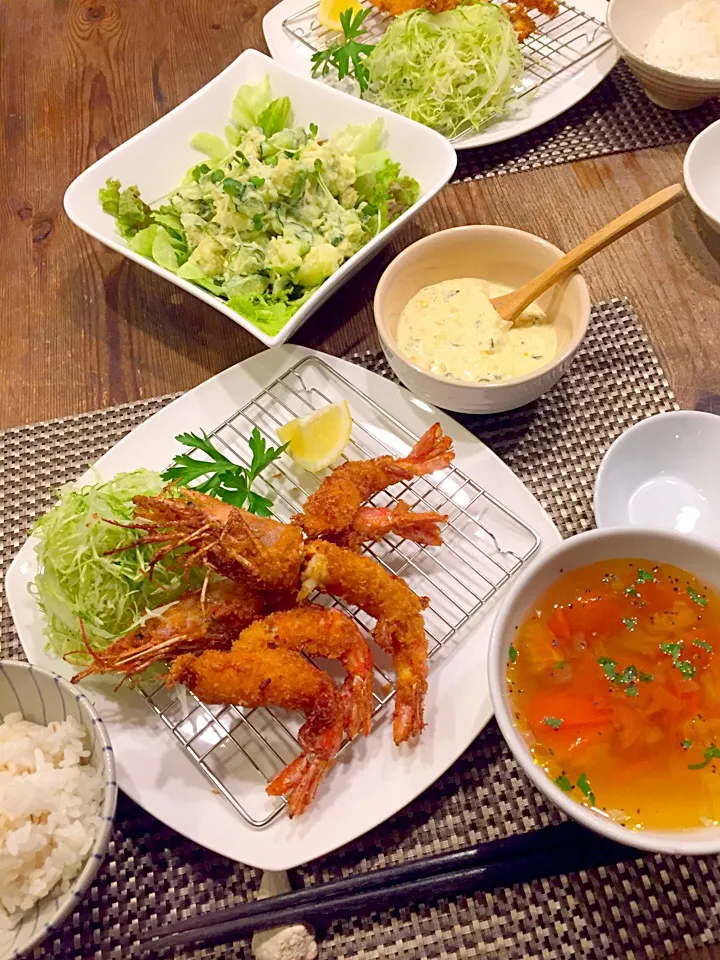 今日は海老フライ🍤アボガド入りポテトサラダ、トマトと玉ねぎのあっさりスープ🍅|まみりんごさん