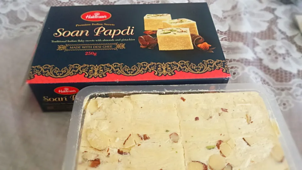 インドの友達から頂きました。
インドのスイーツ“Soan Papdi”
Very sweet !😊|Mitsuhiro.Sさん