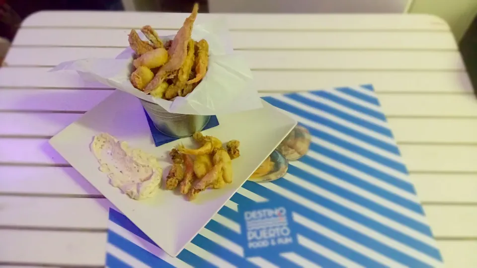 fritura de pescado, huevas de sepia y chipirones con salsa tártara|Adrián Caroさん