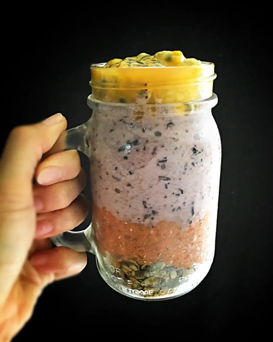 Breakfast parfait of homemade granola, papaya chia pudding, blueberry smoothie and passionfruit|coxiella24さん