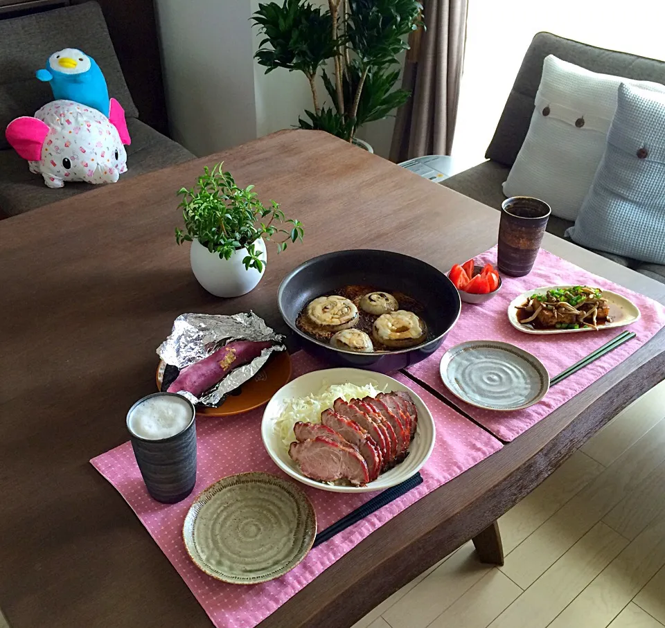 厚揚げのキノコポン酢、焼き豚とたっぷりキャベツ、安納芋焼き、淡路島玉ねぎのチーズ焼き、トマト、ビール|pentarouさん