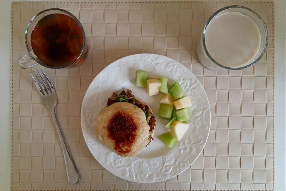 Breakfast: steamed buns with stewed cuted pork and fried lattuce, apple and sweet melon, sweet Chinese date soup, mixed soy and milk.|Liciaさん