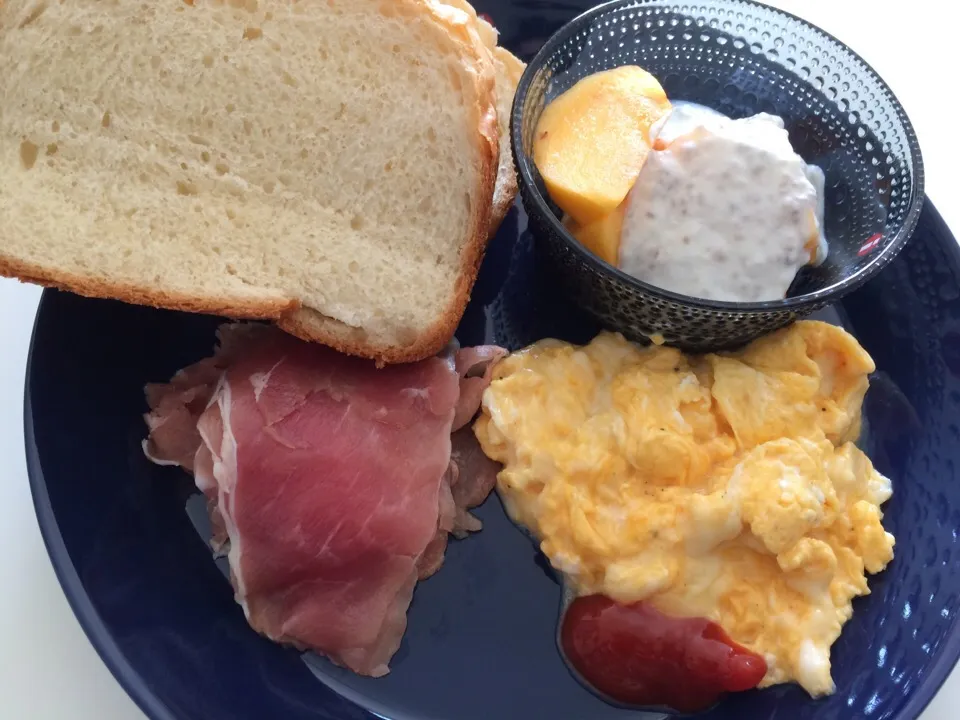 Snapdishの料理写真:ＨＢの焼き立てパンでワンプレートブランチ 🍞|gintanさん