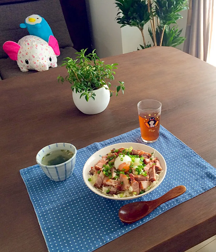 温泉卵のせ焼き豚丼、わかめスープ、ほうじ茶|pentarouさん