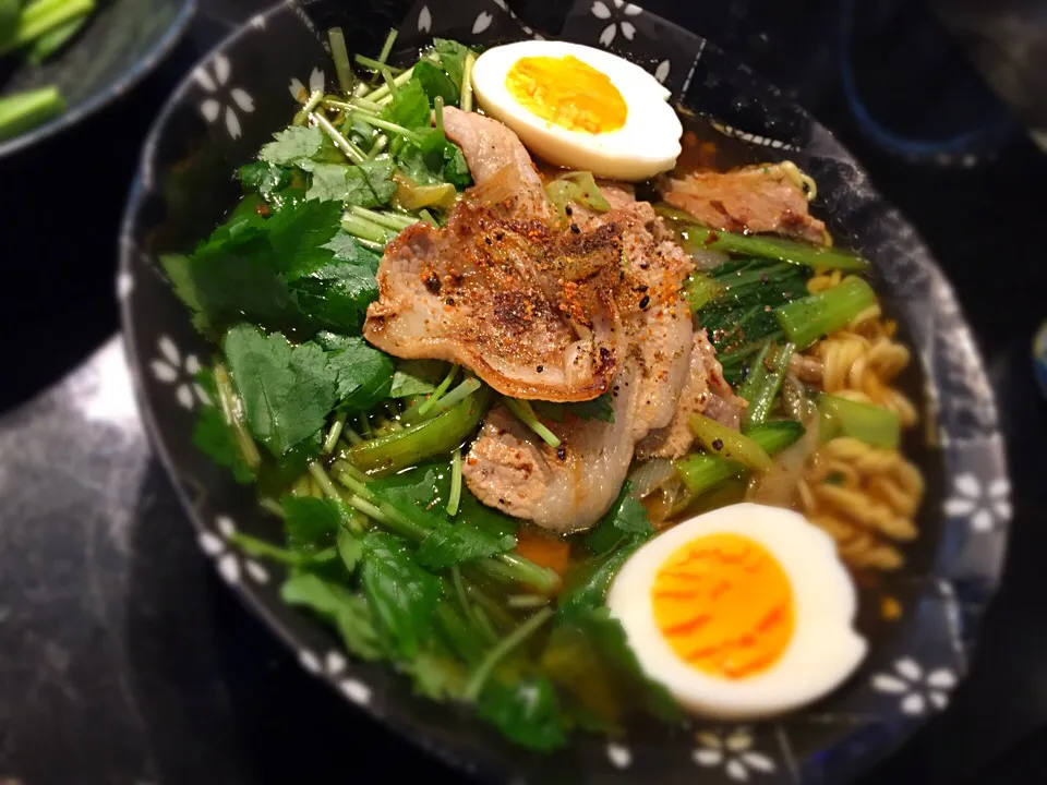 金の麺醤油をあご出汁でアレンジ
豚バラ 三つ葉 小松菜 たまご載せ|takarkiさん